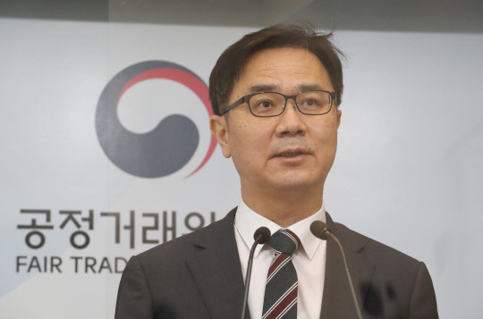 송상민 공정거래위원회 시장감시국장이 6일 세종시 정부세종청사에서 네이버(쇼핑, 동영상 부문) 시장지배적 지위 남용행위 및 불공정거래행위 제재와 관련해 브리핑하고 있다. 연합뉴스